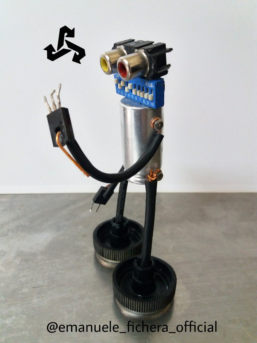 Trashartmessina's tweet photo. #Art #artists #Recycle #recycledart #Robot 
Performer: @EmanueleFic https://t.co/RhIpU77cPQ