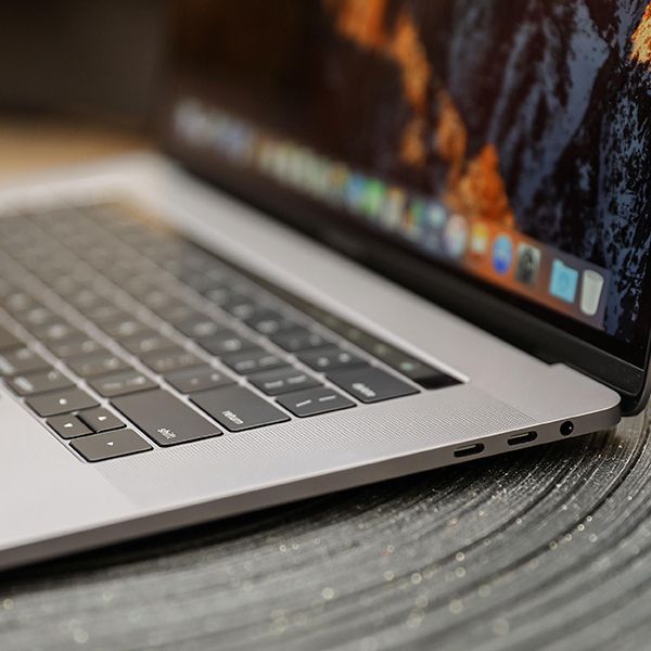 iStore_Ve's tweet photo. El equipo que necesitas es la #MacBook Pro 2017, un ordenador ideal para mejorar tu capacidad de trabajo. Consíguela en #iStoreVzla https://t.co/CnVOYIfQh4