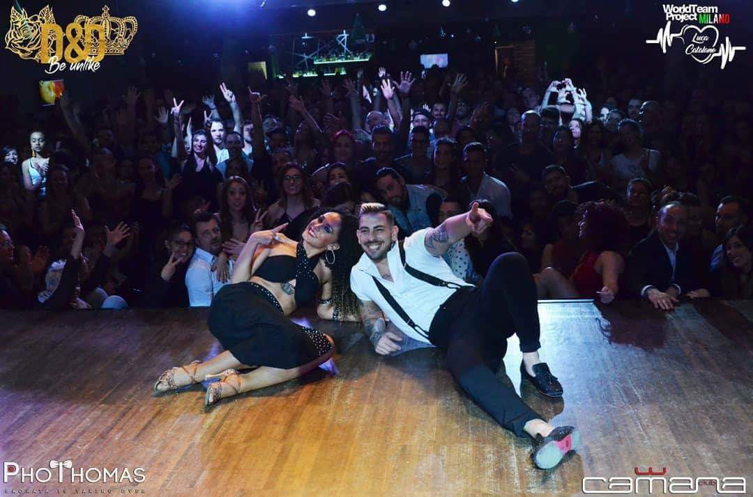 DyDoficial's tweet photo. Levantarnos 5 AM y q nos cambien el horario del vuelo!
Llegar 2 horas tarde y q te reciban con tanto cariño q consiguen q hagamos 5 horas de clases! Y q vuelvan a darnos esa fuerza para el show. Gracias! #ITALIA eres increíble! GRACIAS #primavolta #DanielyDesiree #milan #dydwtp https://t.co/MEIdroJJnd