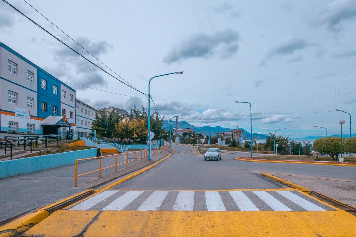 Continuamos con los trabajos de mantenimiento en la rotonda del Colegio Olga B. de Arko , en la calle Gobernador Paz. #ElegimosVivirMejor