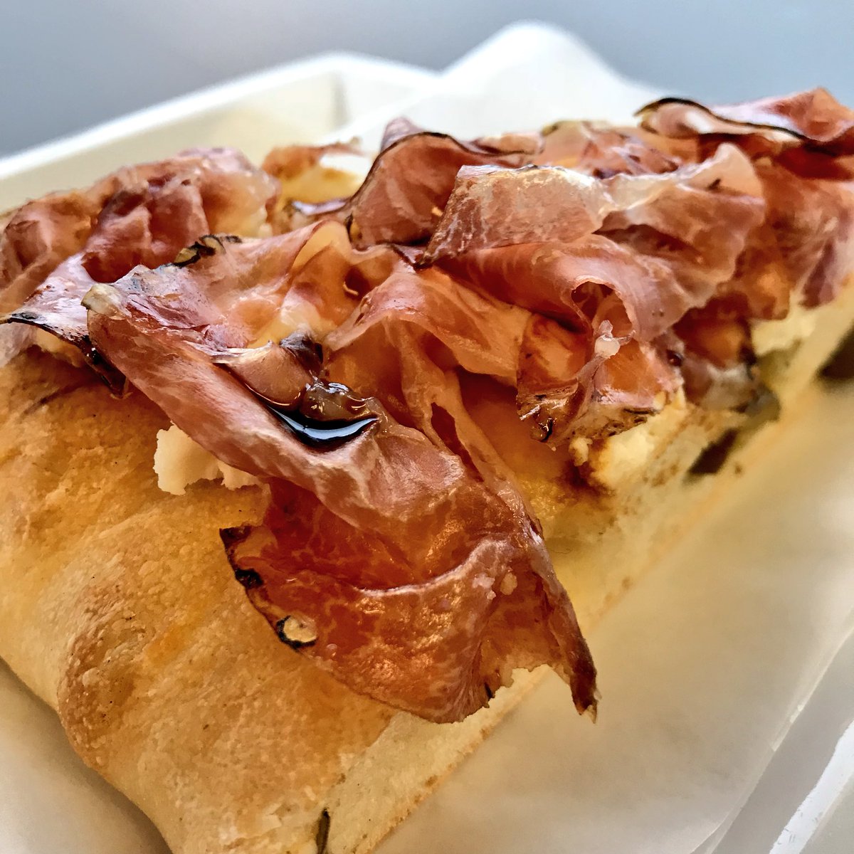shelleyhayashi's tweet photo. Start the week with a #flatbreadchallengeyvr at @italiabakery - fresh ricotta, thinly sliced coppa, balsamic drizzle, olives - SO Good! #youbethejudge @vanfoodster https://t.co/rFs773raI4