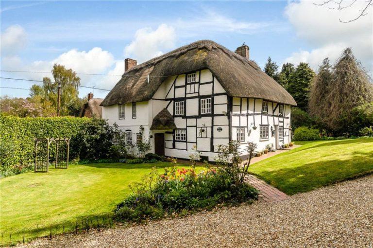 With all this cold #January weather we probably all need a bit of warming up. Our rundown of the 7 cosiest homes on #rightmove should do the trick >> bit.ly/2qFf4cR