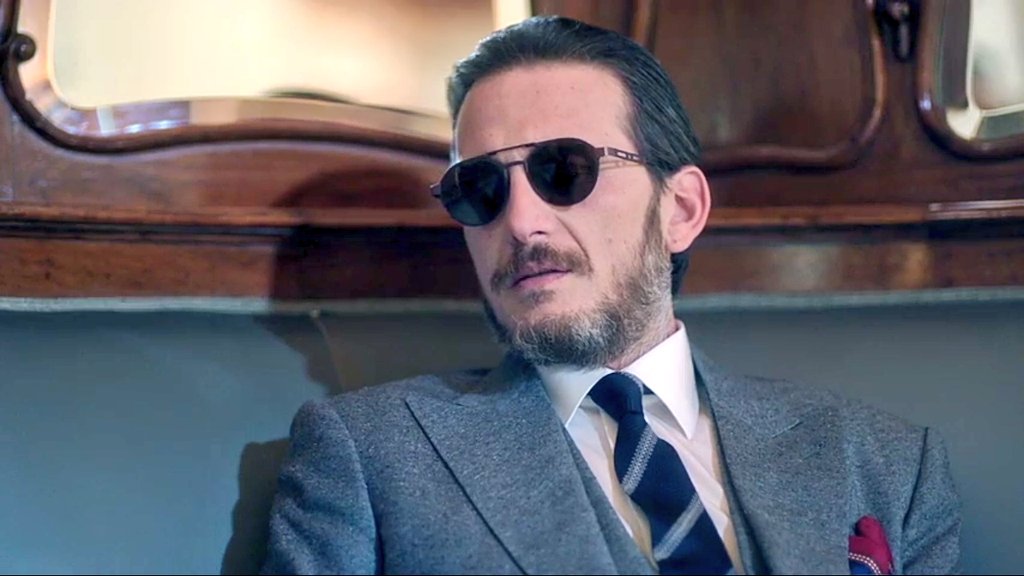 asosyalistt's tweet photo. "Söylerim ama önce şunu iç" 
helal olsun Sadık Bey 👏👏
Yeşili bol içeceği içtiğiyle kalan Özge'nin dramı 👐😂
#FiÇi6 #SMK #SadÖz #SadıkMuratKolhan #ÖzgeEgeli #FiÇiPi #Fi #OsmanSonant #BerrakTüzünataç https://t.co/1DJZ2eABAb