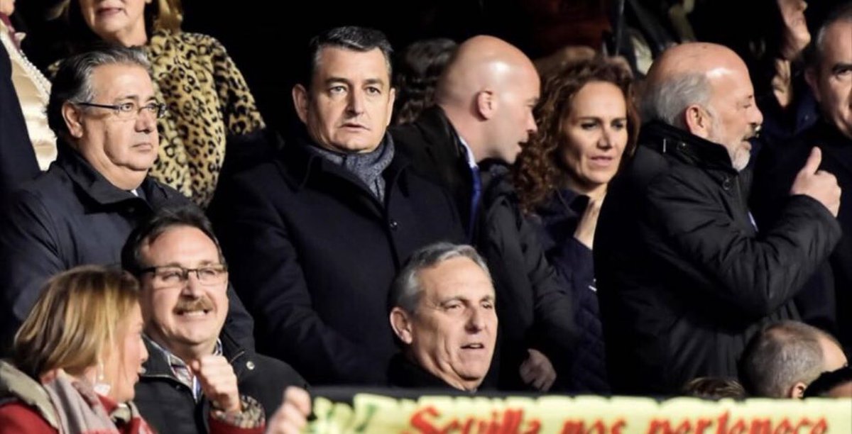 susanagasch's tweet photo. Desde el despacho de su casa controlaba todo el tráfico dice #GregorioSerrano y #Zoido en el palco viendo el partidazo #sevilla/Betis ...Tambien controlaba .?Venga que pasan de todo y de todos #irresponsables https://t.co/30enZPVgnE