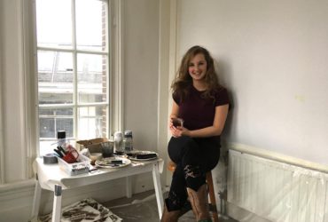 Artist in Residence <a href="/VondelCS/">VondelCS</a> Amsterdam

Kunsthistorica Maaike Raduzzi @laraduzzi schreef een mooie blog over mijn avontuur in de Torenkamer van afgelopen week: 'Leven in een  kunstwerk'.

Check it out!
laraduzzi.com/leven-in-een-k…