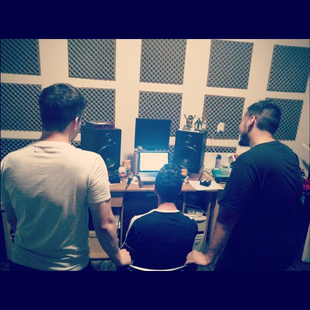 Todos de vacaciones y nosotros trabajando a full #elrocknodescansa #evatripp #rockalternativo #rocksario #bonustracksala