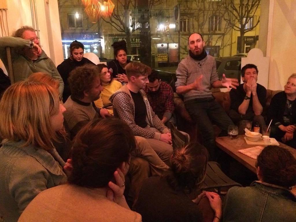 Rue89Strasbourg's tweet photo. Premier "apéro des possibles" avec comme thème ce mois-ci : l'espace public. Une bonne trentaine de personnes et beaucoup d'échanges spontanés. #strasbourg #debat #alsace #basrhin #france #espace public https://t.co/6vAedaVleY https://t.co/walC6U0XQE