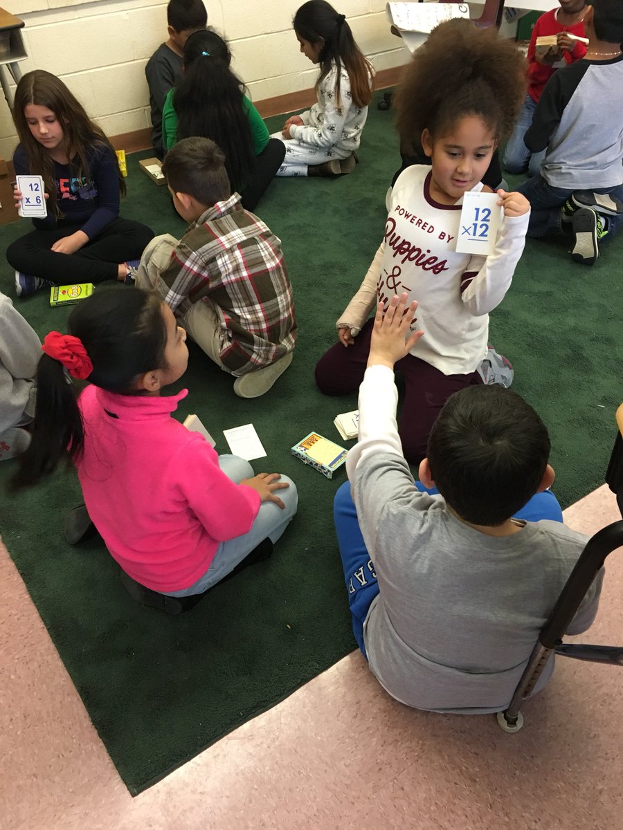 KarenHarris333's tweet photo. Sharpening our ✖️multiplication skills #mathmavens @pamhernandez_4 #jamesburg https://t.co/bHMIlXvrtg