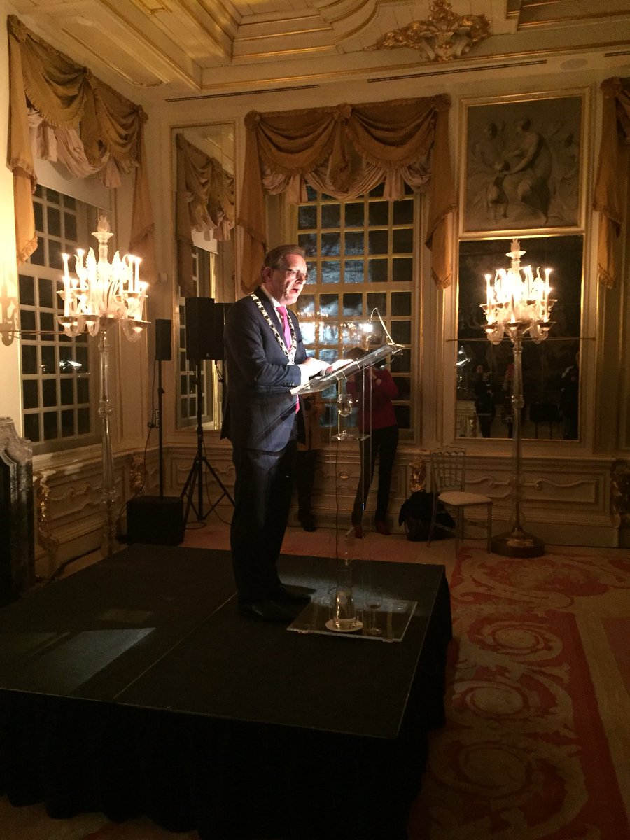 Burgemeester <a href="/JanssenKoos/">Koos Janssen</a> spreekt nieuwjaarstoespraak uit tijdens Nieuwjaarsfeest in Slot Zeist