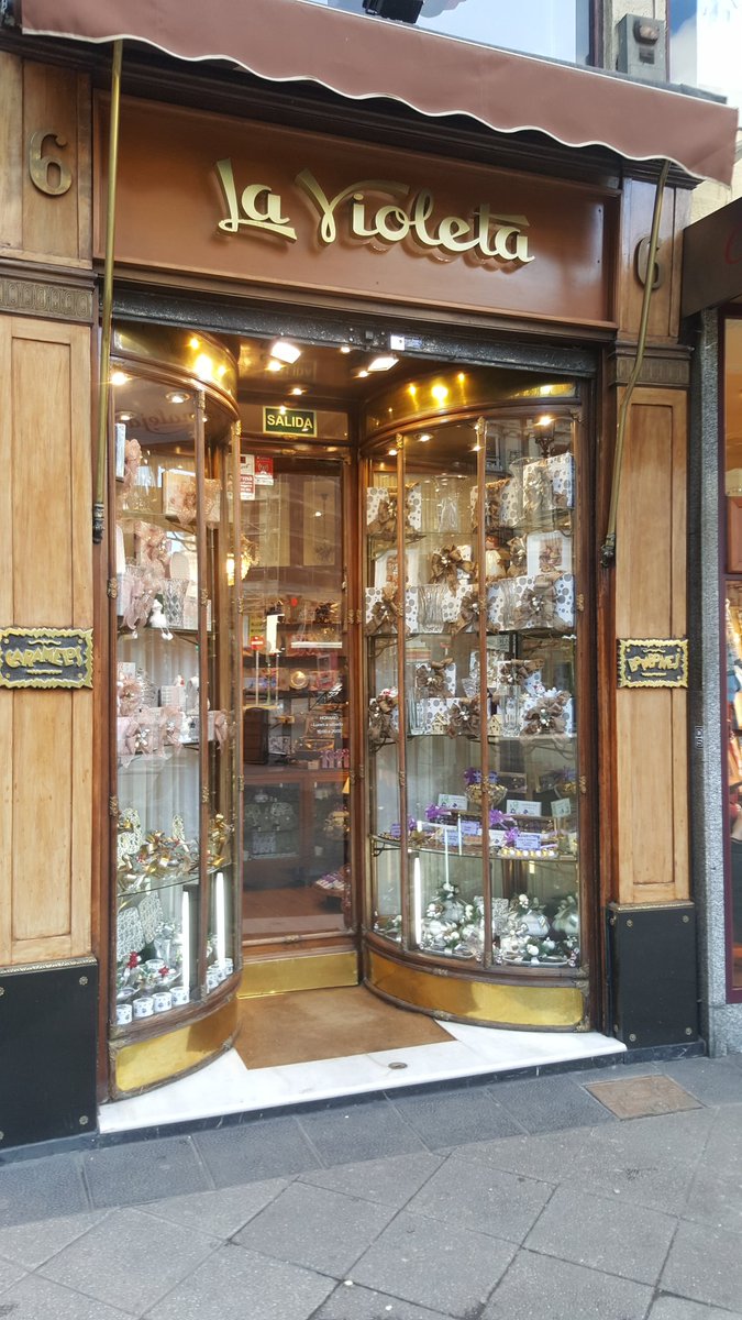 En La Plaza de Canalejas,6 , los más golosos podréis encontrar un verdadero paraíso de los dulces <a href="/lavioletaonline/">Caramelos La Violeta</a> #LaVioleta es uno de los comercios emblemáticos de #Madrid #yourkeytospain <a href="/lomejordemadrid/">Lo MEJOR de MADRID</a>