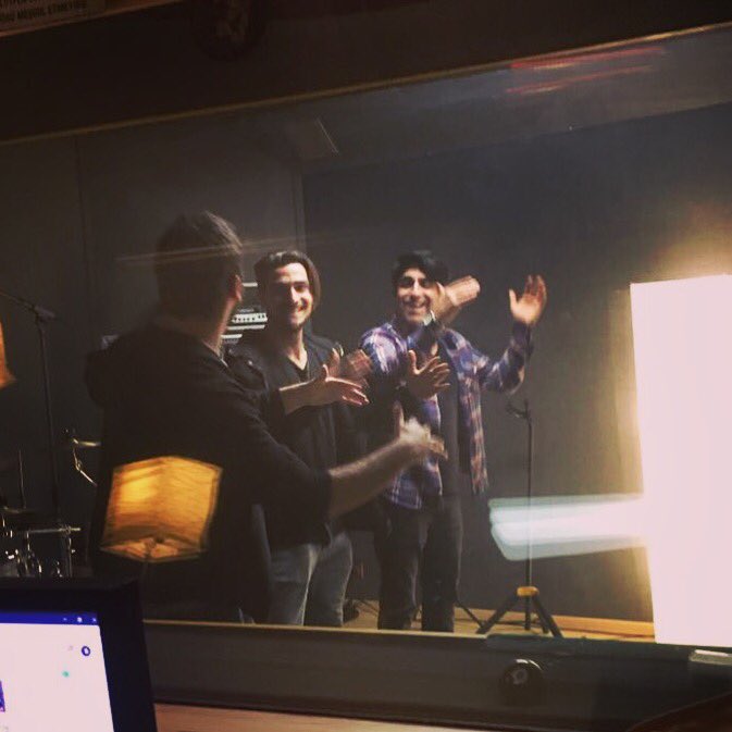 ellerkonusur's tweet photo. Grup çok mutlu. Bu sefer gene @defrapband anlatılıyor ve yarın akşam ATV haberlerinde sizlerleyiz! #ellerkonuşur #signlanguage #defrap https://t.co/15OywFCnbP