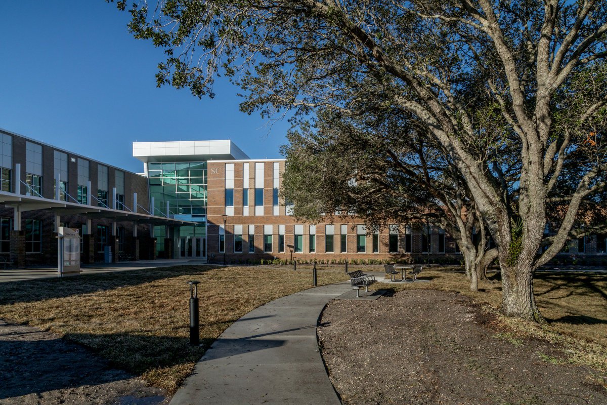 SeminoleState's tweet photo. Thank you @CPPI_News for such a wonderful building! #NewStudentCenter #GoStateGoFar #CampusBeauty https://t.co/Z2DViLF9aX