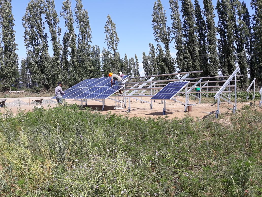 vivest_sa's tweet photo. Junto a IANSAGRO celebramos un nuevo proyecto fotovoltaico de 31,32 kWP el cuál suministrará anual% + de 50 mil kWh. Permitirá disminuir el consumo de energía del sistema de riego por pivote, produciendo remolacha con menos emisiones de CO2. 100% 🇩🇪 @SmartEnergyCL https://t.co/9sKDdepMi1