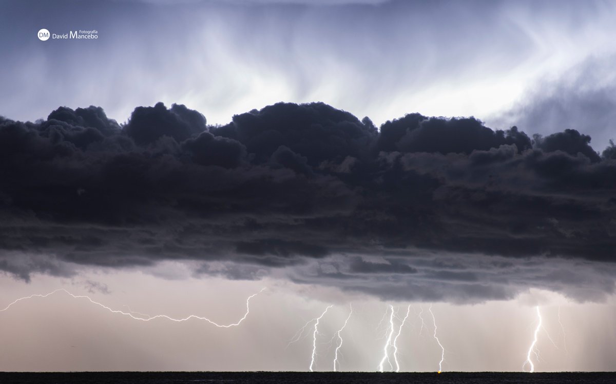 objtormentas's tweet image. De la línea tormentosa de anoche en Alborán... un bonito espectáculo eléctrico preámbulo del día tan intenso de hoy #meteo #temporal #tormentas @ecazatormentas Pasé un buen rato con mi colega @Storm_Malaga
