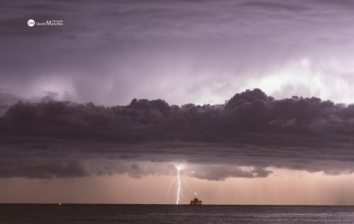 objtormentas's tweet image. De la línea tormentosa de anoche en Alborán... un bonito espectáculo eléctrico preámbulo del día tan intenso de hoy #meteo #temporal #tormentas @ecazatormentas Pasé un buen rato con mi colega @Storm_Malaga