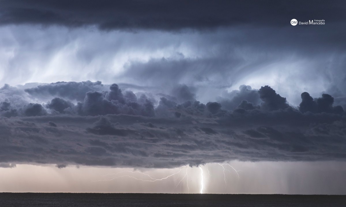 objtormentas's tweet image. De la línea tormentosa de anoche en Alborán... un bonito espectáculo eléctrico preámbulo del día tan intenso de hoy #meteo #temporal #tormentas @ecazatormentas Pasé un buen rato con mi colega @Storm_Malaga
