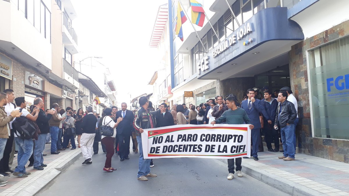 ErikVargas98's tweet photo. @ces_ec @TelediarioEC @Gamanoticiasec @RTS_LaNoticia @EcuadorTV @EcuavisaInforma @tctelevision @CanalRTU @TVCEcuador @cadenaecotel No+intervención, Loja ya esta cansada del paro corrupto de los docentes de la CIFI. Lo jovenes queremos estudiar https://t.co/M1Hg8u8Kl8