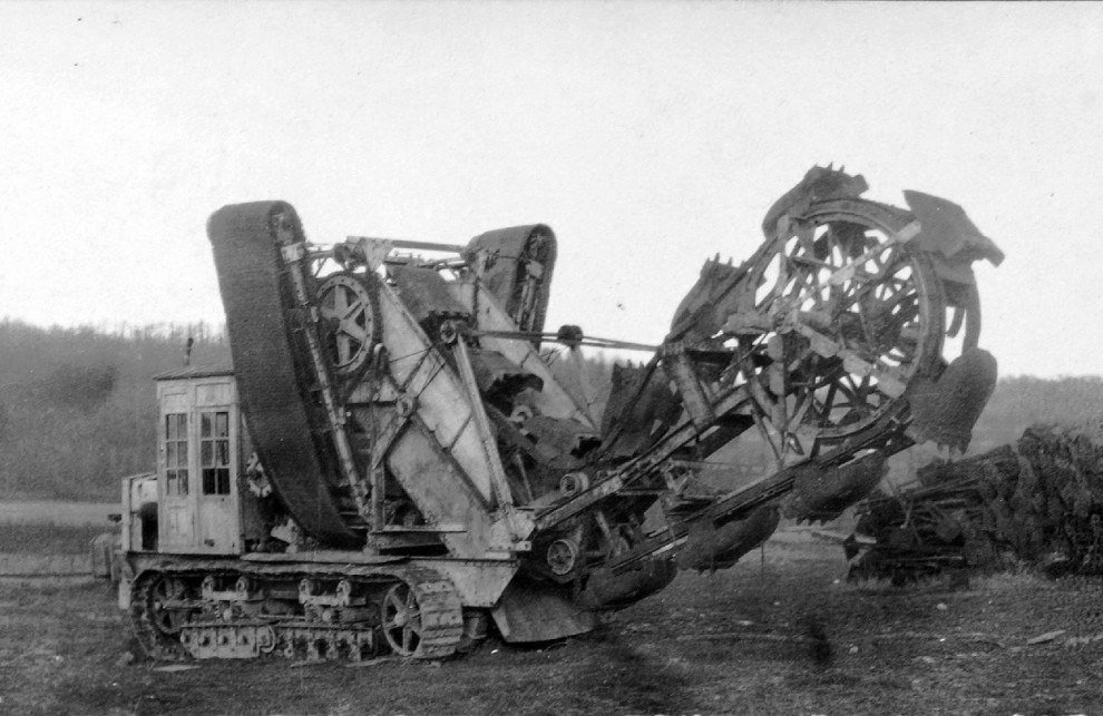 WW1Statistics's tweet photo. German machine for digging trenches, 8 January 1918 https://t.co/KUjqoZi5QO