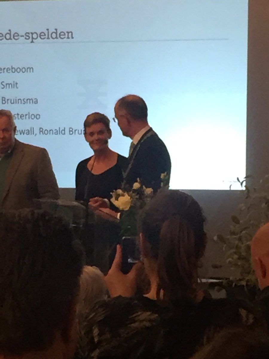 Gea Pereboom van VCO-school De Zevenster krijgt als verbinder  Twekkerlerveld de gouden speld van Enschede.