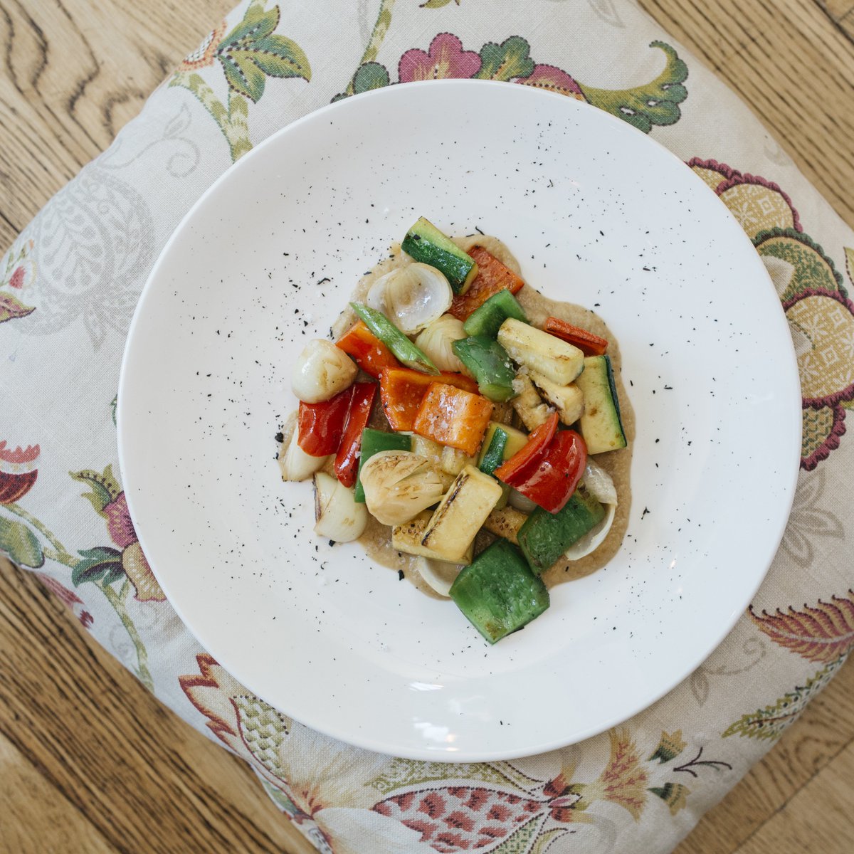 Habanera's tweet photo. Si eres de los que le gusta comer sano tenemos el plato perfecto! 👏 Verduras a la parrilla, crema de cebolla asada y té negro ahumado🌿 
 #HabaneraColon #GrupoLarrumba https://t.co/YBP8g5GP5S