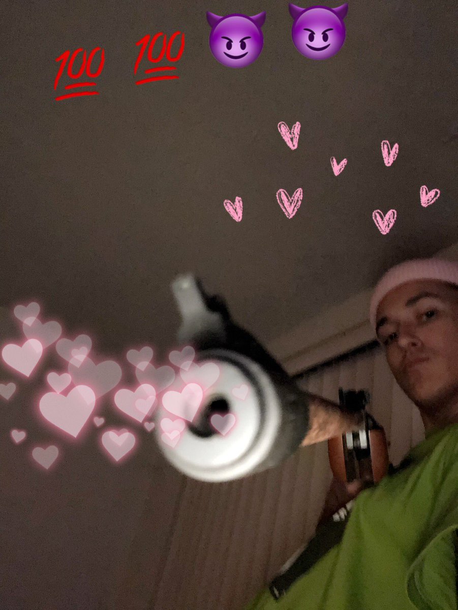 CharlieShuffler's tweet photo. whenever bae takes a while to txt me back 💔 https://t.co/9HjLQrUmj5