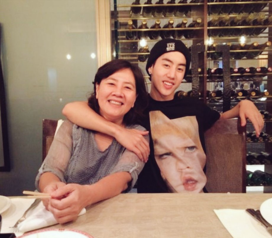 fanatic_got7_'s tweet photo. MARK WITH HIS PARENTS 😭😭 https://t.co/iUMqFzDyr9