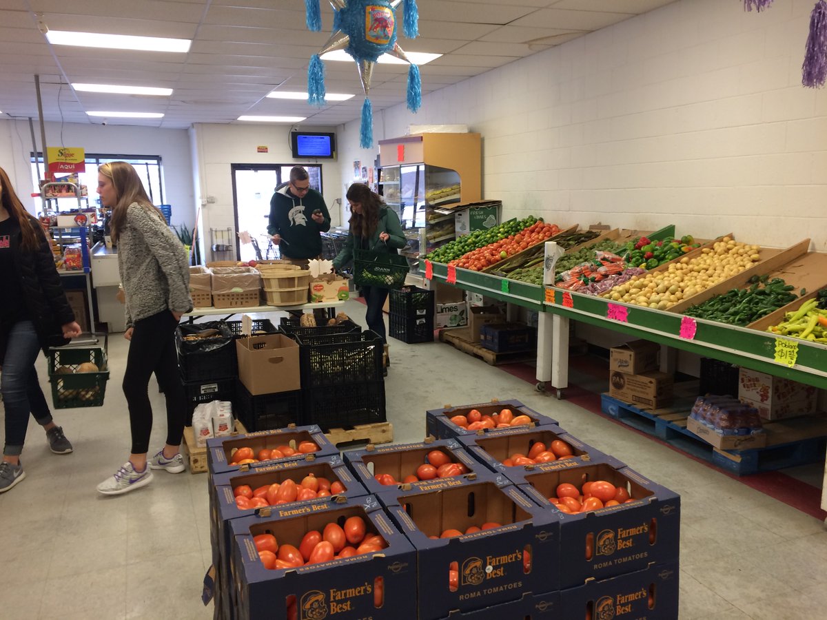 maestraVB's tweet photo. Cooking en la Cocina students check out their pan dulce (sweet bread) options at Ramirez bakery and buy some groceries at La Excelcencia supermercado #hcwinterim2018 https://t.co/eQM40FT6PL