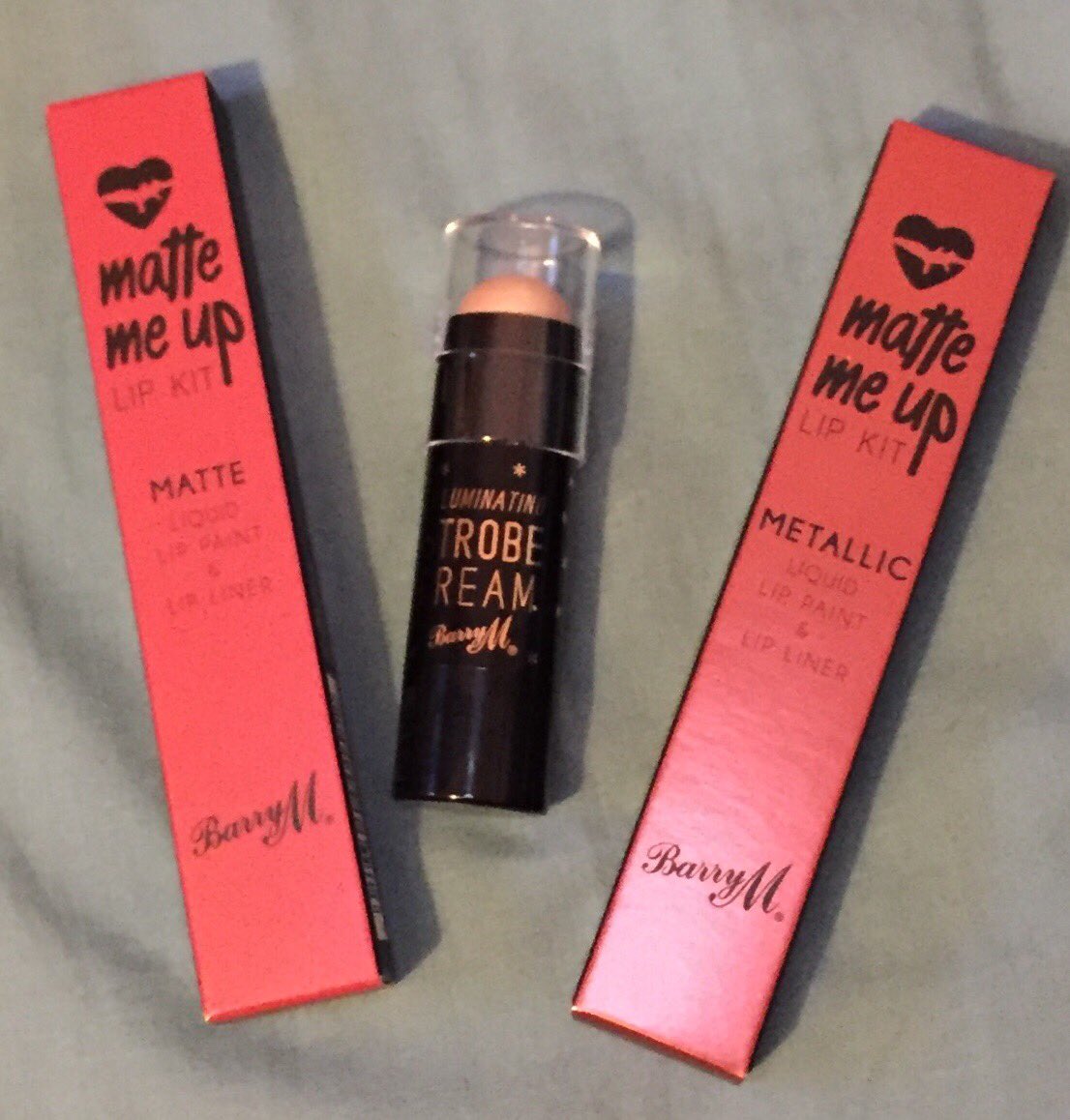 ALifeInHighDef's tweet photo. Excited that these have finally arrived! Little review to follow soon #newmakeup #itrybeforeyoubuy #newlips #newshine #willitbegood #snailtrail #shiningtoheaven #makeuponyoutube #youtuber #spoonie #spooniemakeup #disabledyoutuber #chronicpain #chronicfatigue #liveeverymomentwell https://t.co/PLDlZ1xnb2