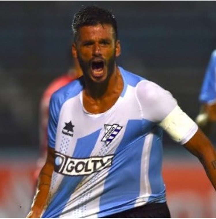 Cerro1922uy's tweet photo. El Capitán eterno de galera y bastón renovó otro año más!!! Grande Pelle👏🏻🔵⚪️ @pelle22_5 https://t.co/nkPjpEhlLx