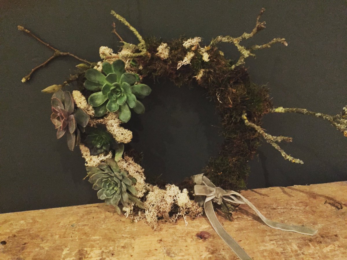 creative1nsight's tweet image. Flower School, my very first creation.. #livingwreath #seasonal
