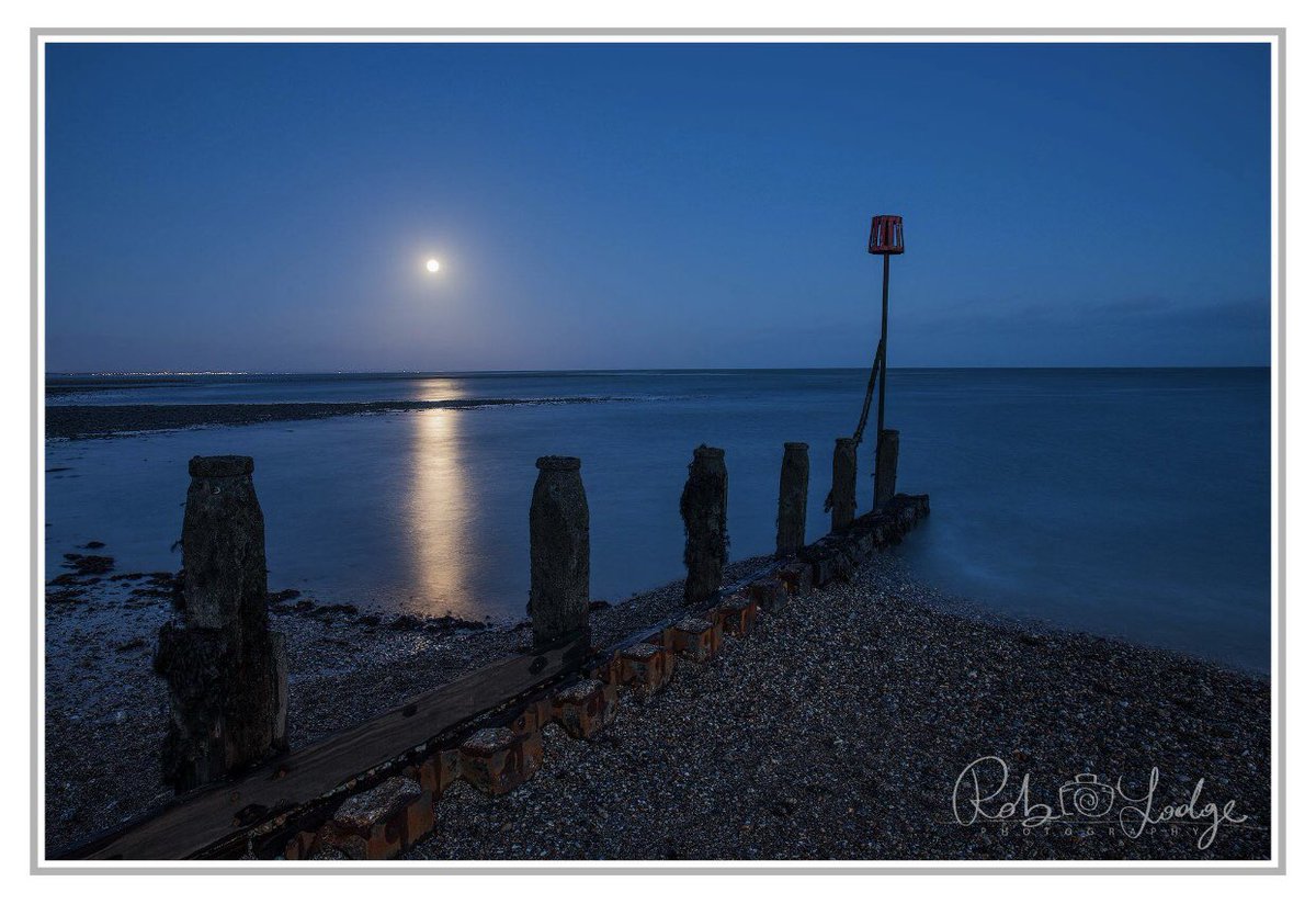 RobLodgePhoto's tweet photo. The full moon rises over Selsey Bill on New Year’s Day https://t.co/101SwbF0Jf