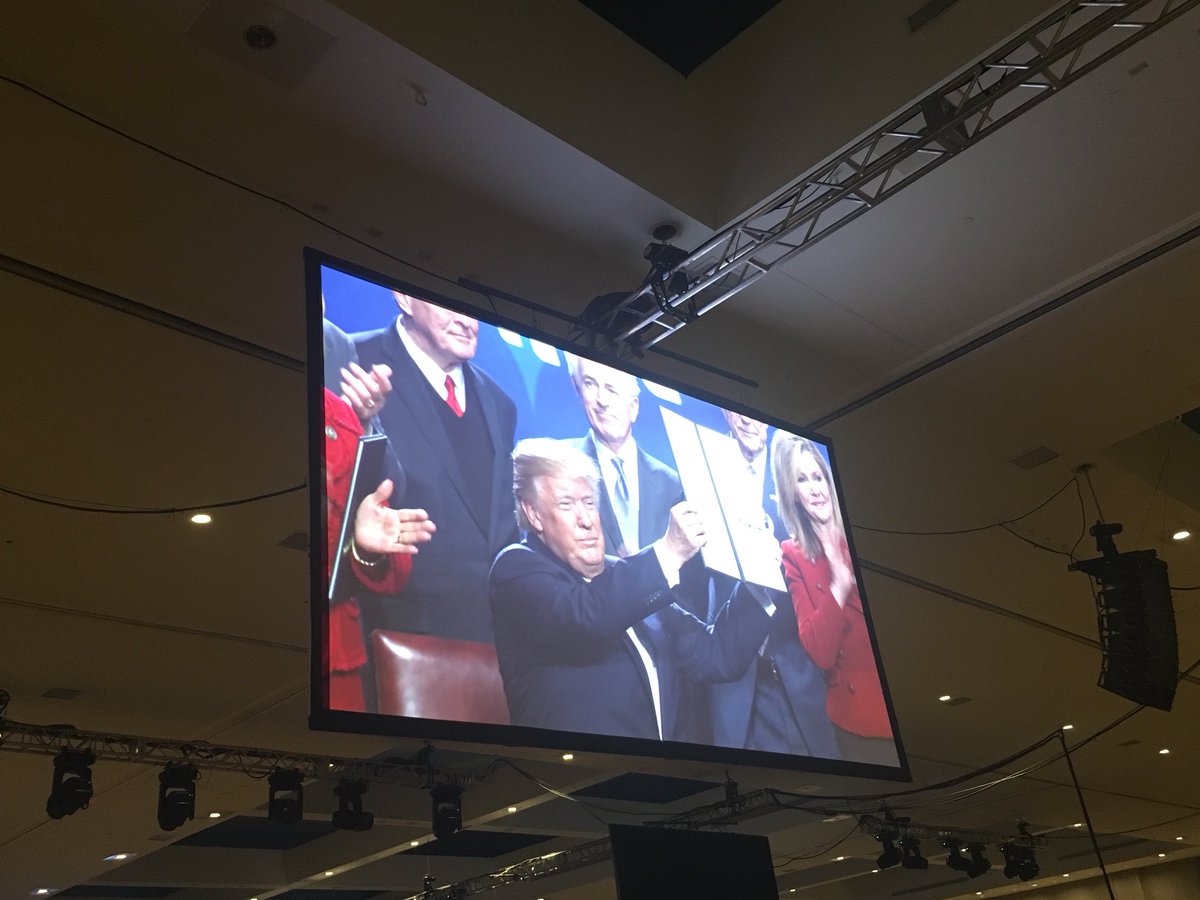 NicoleRolf1's tweet image. And here he is, signing two Executive Orders to improve rural broadband! Thank you Mr. President @realDonaldTrump!!! #AFBF18