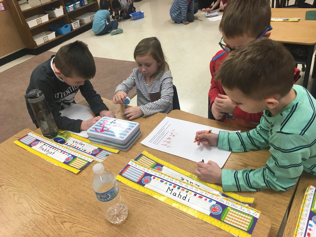 AlpineRm12's tweet image. We were working hard in Math today helping to create patterns if we were to make a blanket for Mrs Thomas’s new baby. #patterning #mathpartners