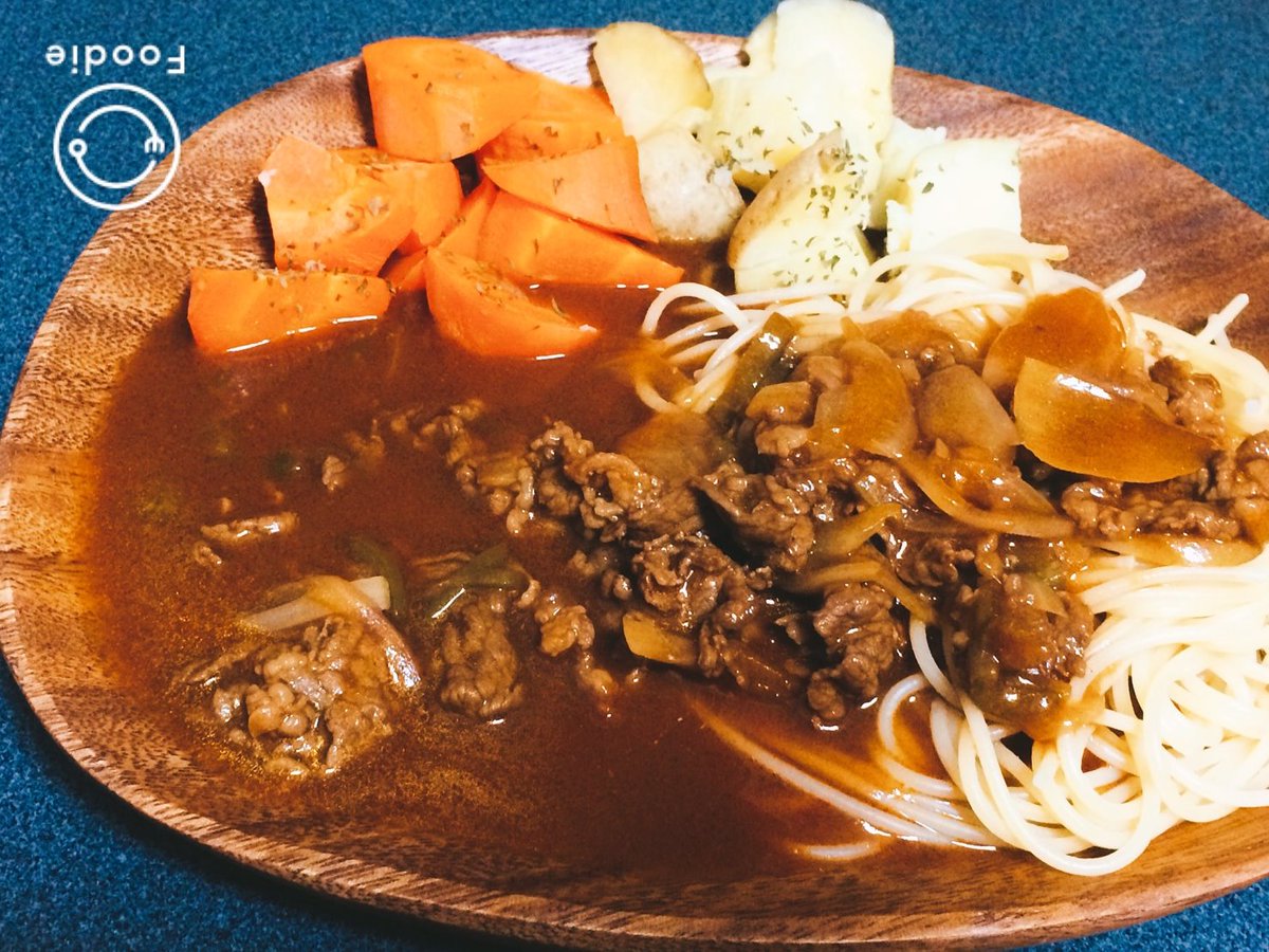 【ビーフシチューのパスタ】

・以前あげたビーフシチューの作成方法と同じ
・ニンジン、ジャガイモはレンジで500ｗを10分

正直ご飯にかけて食うよりパスタの方がおいしかった。