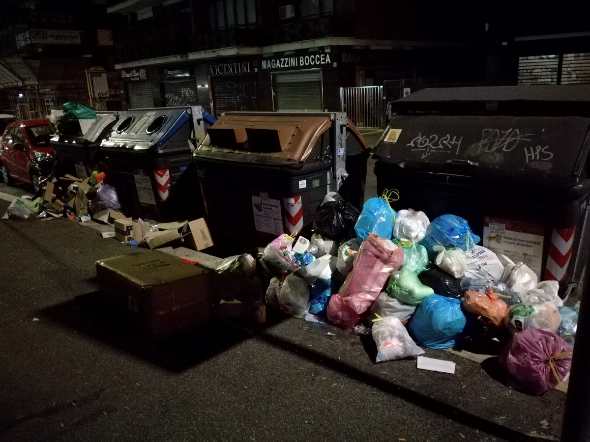 Checkontweet's tweet image. #emergenzarifiuti a #Roma non esiste, parola di #M5S e questa è una fakenius