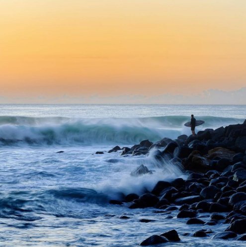 Short_Breaks's tweet photo. Early surf at Burleigh #GoldCoast @Queensland @Australia (via IG/simonbeedlephotography) #surfcheck #surf #surfbreak https://t.co/nQeqjgdb0J https://t.co/adkpsZiFH4