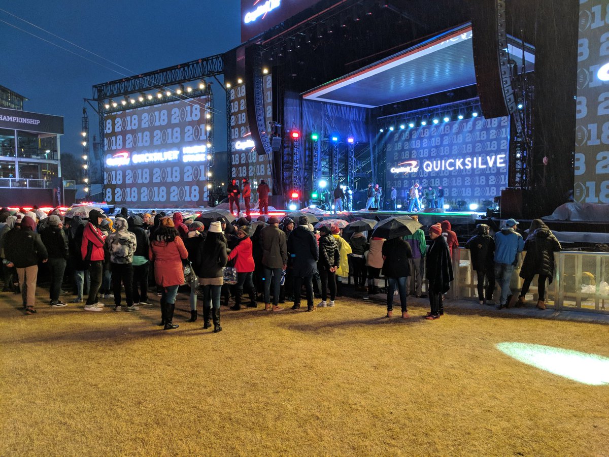 allistelling's tweet photo. People about 10 or so deep. This is how the waiting starts. Maybe 300 people here. There will be 20k before it's all over. Bring it to #Atlanta @kendricklamar! #waitingforkendrick https://t.co/qI7i2Lr9fj