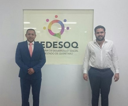 En reunión de trabajo con José Alejandro Ochoa Valencia, Presidente Municipal de Colón; para continuar trabajando #HombroConHombro por el bienestar de todos los habitantes del municipio. #QroEstáEnNosotros