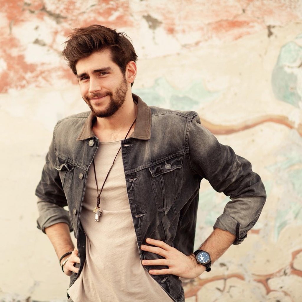 alvarosolerbr's tweet photo. Amanhã tem alguém de aniversário, é isso mesmo produção? Prepara o bolo pra ele. @asolermusic 👏🏼🎉 https://t.co/9UQ6w7NnDS