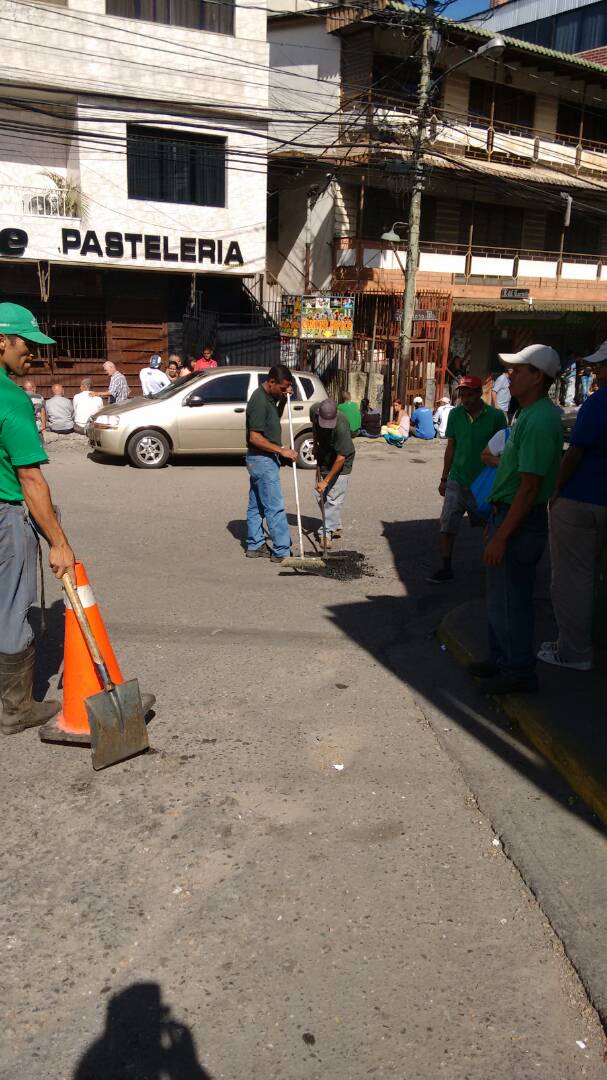 Desde La Redoma de #LasMinasDeBaruta nuestro equipo de Infraestructura procedió a tapar el hueco que se encontraba por trabajos en la reparación de la tubería. También se realizó bacheo en el sector #8Ene