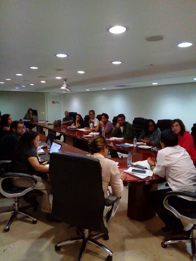 Vamos organizados y organizadas para concretar las acciones de protección a nuestro pueblo junto a <a href="/NicolasMaduro/">Nicolás Maduro</a>
Ahora reunión d trabajo con jefes y jefas d gabinete para evaluar el desarrollo de las políticas enmarcadas en los 6 desafíos del programa d gobierno #AmorPorCaracas