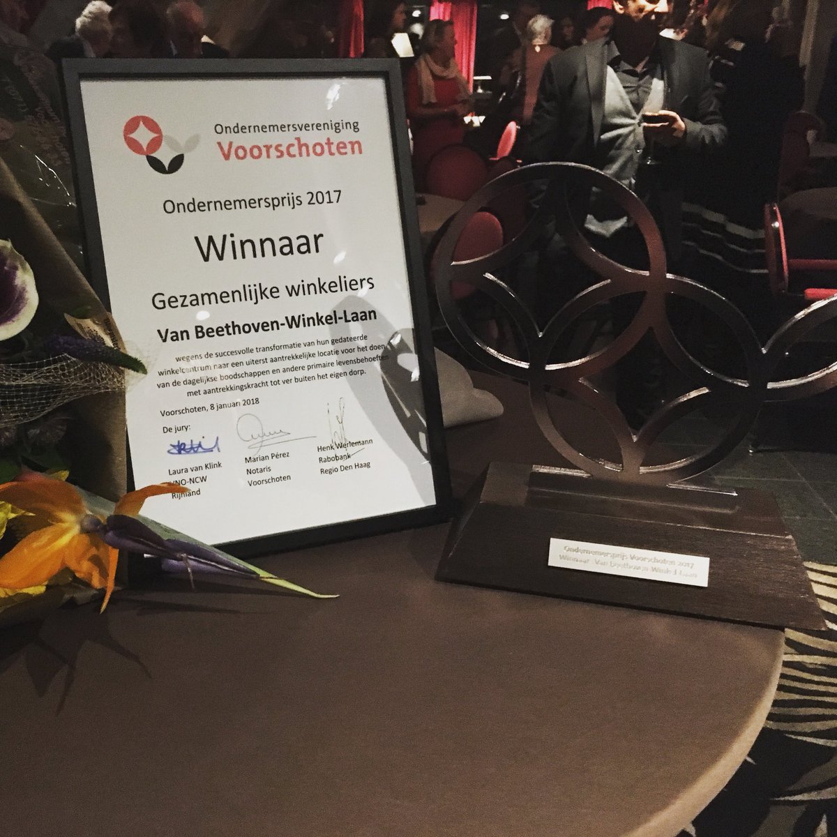 SlagerijvanEijk's tweet photo. Kan iemand ons nog 1 x knijpen? #winnaars #ondernemersprijs #beethovenlaan #voorschoten #zotrots @OVVtweets https://t.co/fnOMC4ANho
