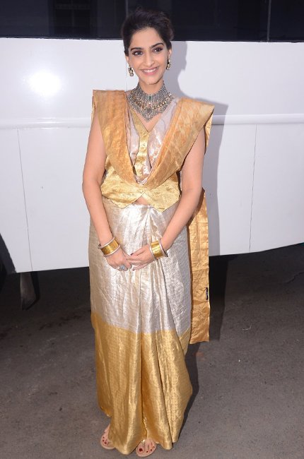 IndSilk's tweet photo. Sonam Kapoor re-invented the saree yet again!
She draped her silver and gold pallu like a dupatta over a waistcoat-style blouse.

Yay or Nay? 

#allsilks #saree #drapingstyle #kolkata #onlineshopping #indiansilkhouseagencies https://t.co/ZxHTLm3jOO