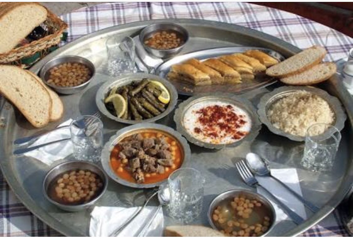 🥩Para olsa et alınacak
Türkiye’nin
%42’si yer sofrasında
%56’sı masada yemek yiyor
Geliri 5 bin TL’den çok ailelerin %82’si yemek masasında
%86 akşam yemeğinde birarada
En çok sevilen yemekler;
Kırmızı et
Sarma
Dolma
Fasulye
En çok sebze-meyve yeniliyor
Para olsa %62.3 et alacak