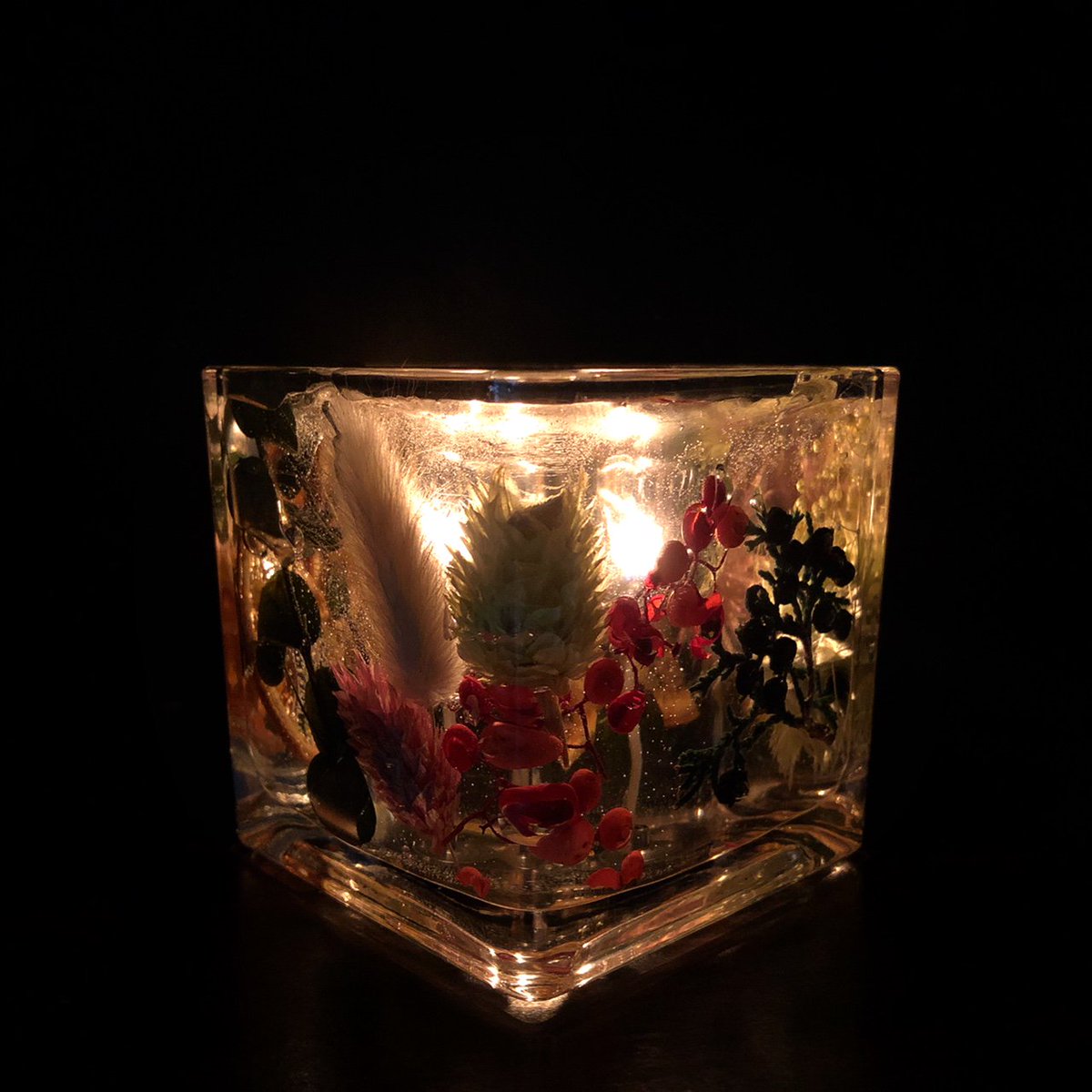 SakuyaismU's tweet image. 【カカオとコーヒー展】昨年も大人気だったキャンドル作りが、今年新にジェルキャンドルになって登場！透明のジェルの中に閉じ込められた美しい世界。火を灯した時に植物やドライフルーツ、coffee豆が美しく照らされます。2月3日限定。要予約。詳しくは→sakuyakonohana.jp/news/7116/　＃咲くやこの花館