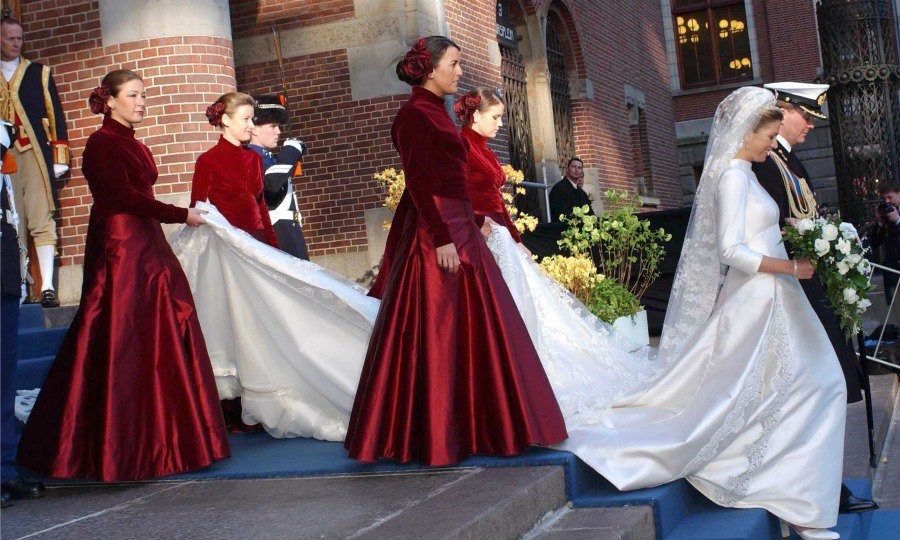 palosantt's tweet photo. Este si lo conocen todos:

2002
Máxima de Holanda
Titulo: Reina consorte de los Países Bajos
Casada con: Guillermo Alejandro de los Países Bajos
Diseñador: Valentino

Máxima lloró durante la ceremonia (de emoción? ahre) y la criticaron bastante por romper el protocolo https://t.co/M5cVRQLswi