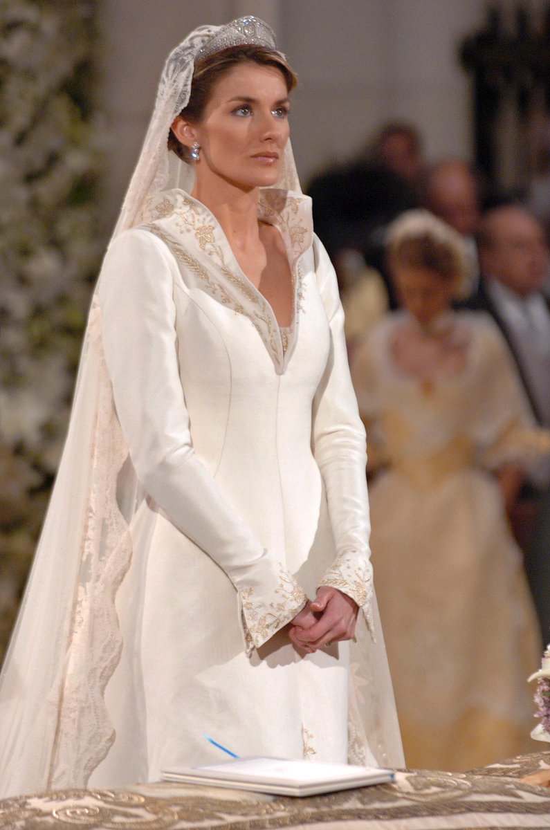 palosantt's tweet photo. 2004
Letizia Ortiz
Titulo: Reina consorte 
Casada con: Rey Felipe VI
Diseñador: Manuel Pertegaz

 Letizia también fue muy criticada en su momento por ser divorciada, mira de quien te burlaste https://t.co/XbGa09feNB