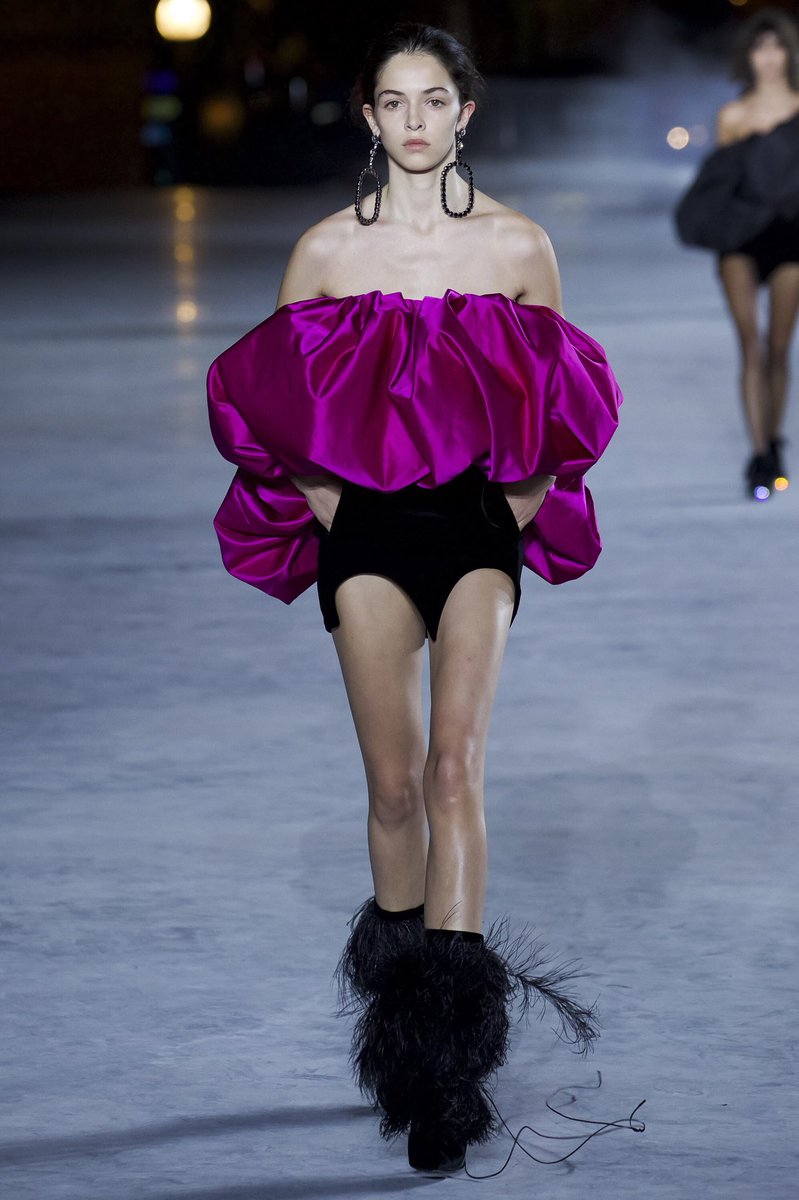 SoyGerardCortez's tweet photo. El look perfecto de @YSL by Vacarello, que lo está haciendo genial, y la portada perfecta para presentar a @KaiaGerber como futura reina ¿O no? https://t.co/DwQaLPnVu9