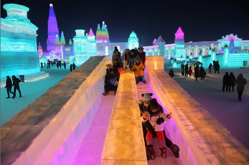 Ледовое г. Харбин ледяной город 2022. Харбин фестиваль льда 2021. Харбинский фестиваль ледяных скульптур в Китае. Харбин ледяной город 2020.