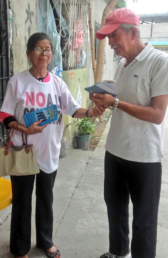 RC_GuayasD4's tweet photo. El trabajo puerta a puerta continua en el cantón #Daule, los ciudadanos están completamente empoderados  de la campaña por el #NOalaConsulta.
¡ Venceremos!

#DilesNO 
#PorLaPatriaDilesNO 

@MashiRafael @VeroGuevarav 
@EcuadorRC @ForoNacMujeres https://t.co/3dvopbJITx